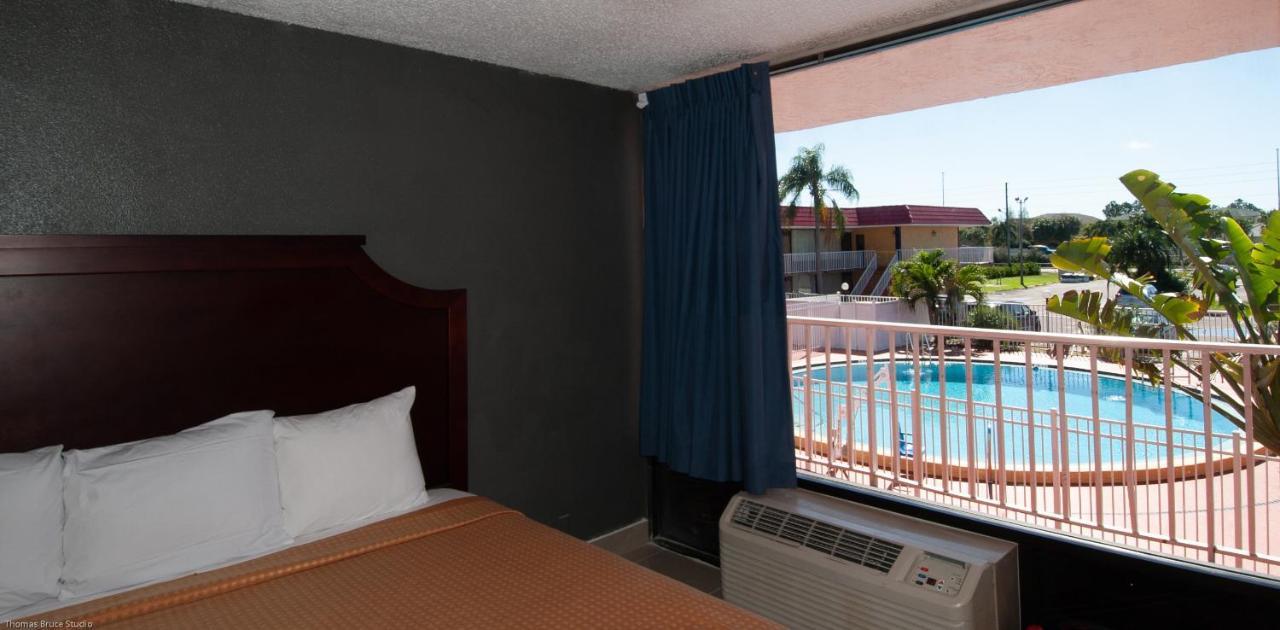 Express Inn & Suites - 5 Miles From St Petersburg Clearwater Airport Exterior foto